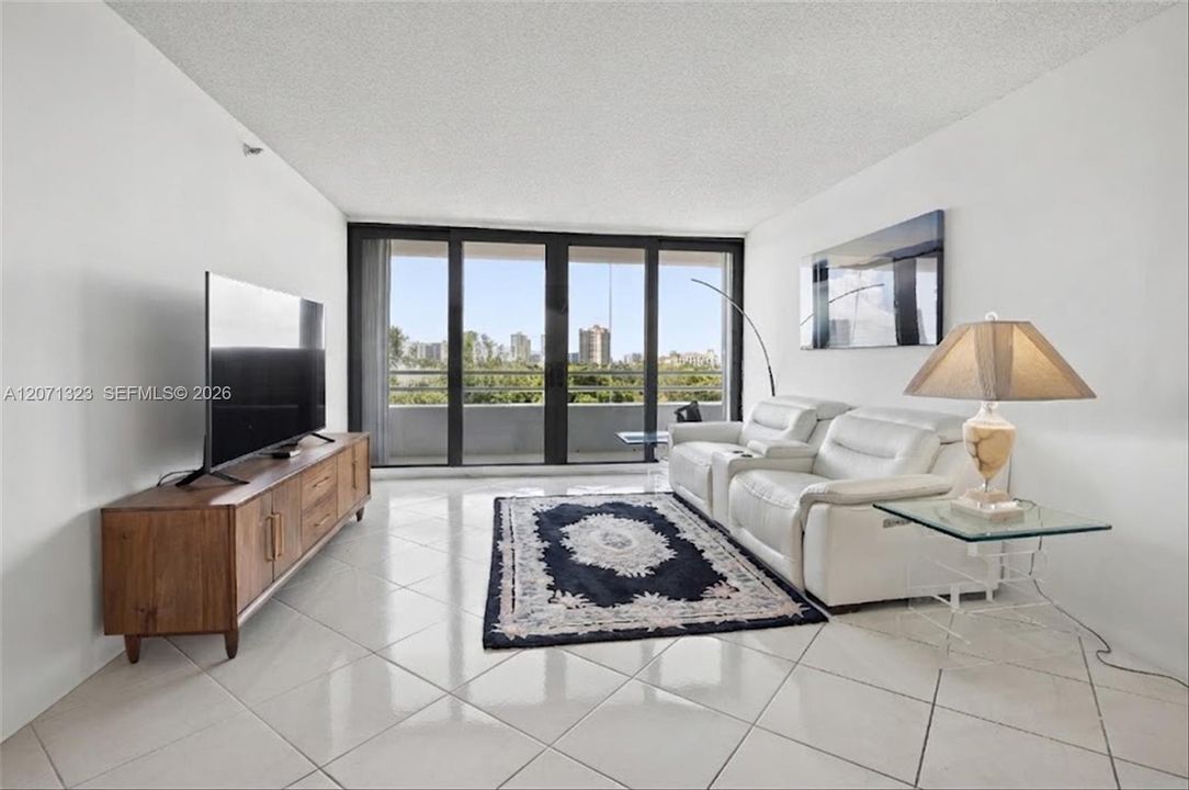 En Venta: $385,000 (2 camas, 2 baños, 1011 Pies cuadrados)