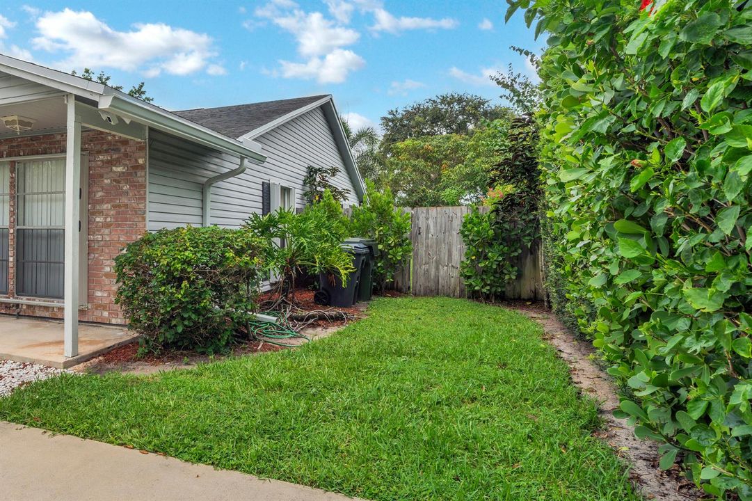 25 Sideyard