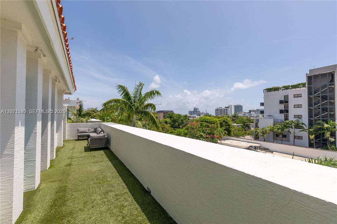 For Rent: $11,000 (5 beds, 4 baths, 2624 Square Feet)