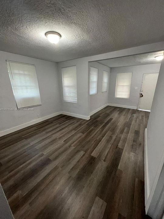 For Rent: $950 (2 beds, 1 baths, 873 Square Feet)