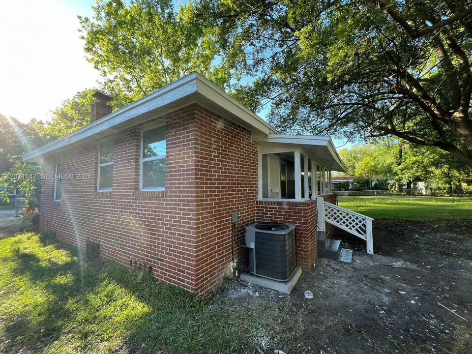 For Rent: $950 (2 beds, 1 baths, 873 Square Feet)