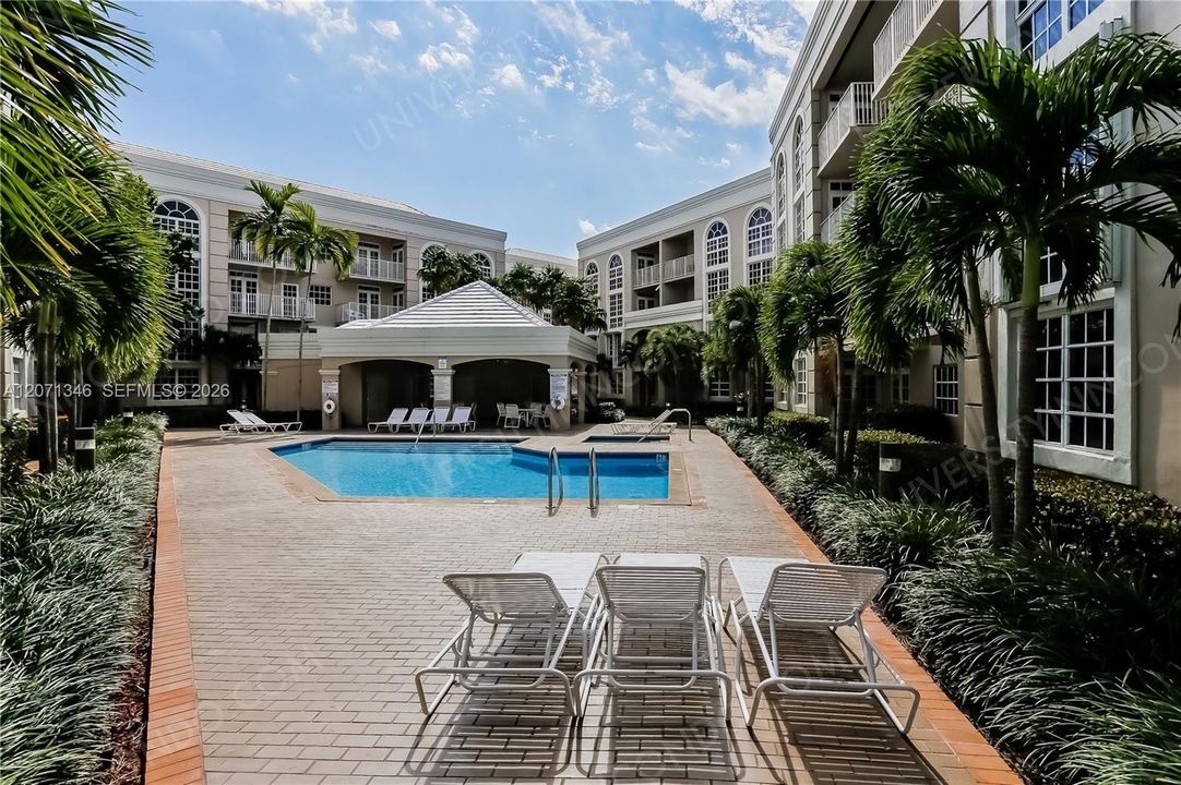 For Rent: $3,000 (2 beds, 2 baths, 910 Square Feet)