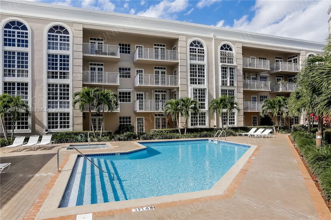 For Rent: $3,000 (2 beds, 2 baths, 910 Square Feet)