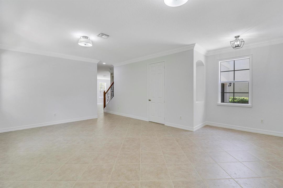 LR alternate view towards Lrg Great Room