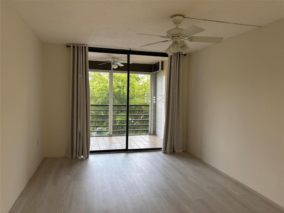 BEDROOM W/ BALCONY