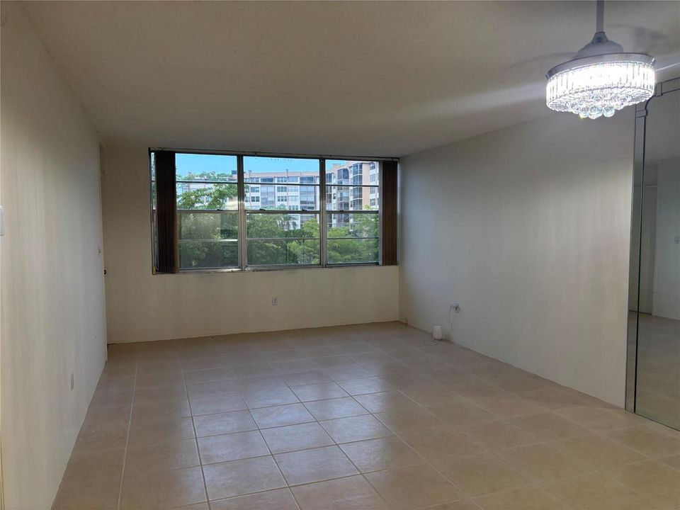 LIVING ROOM/DR