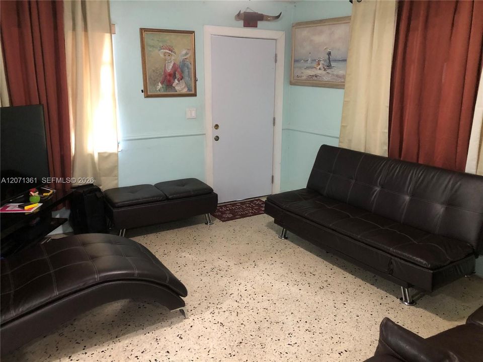 For Rent: $2,200 (2 beds, 2 baths, 900 Square Feet)