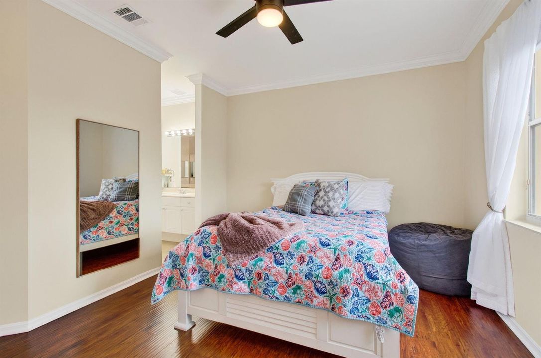 Upstairs En-suite Guest Bedroom 3