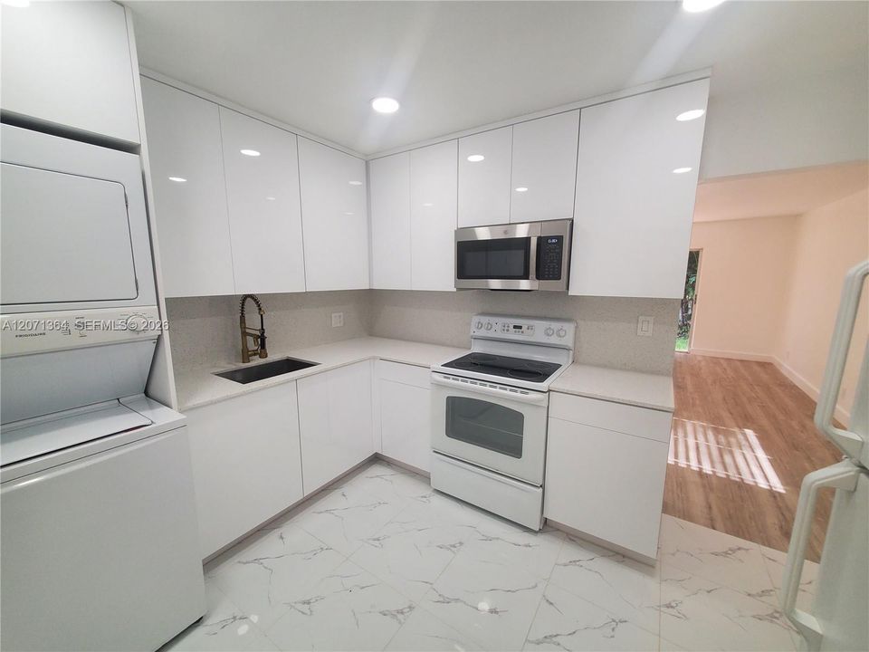 For Sale: $190,000 (2 beds, 1 baths, 950 Square Feet)