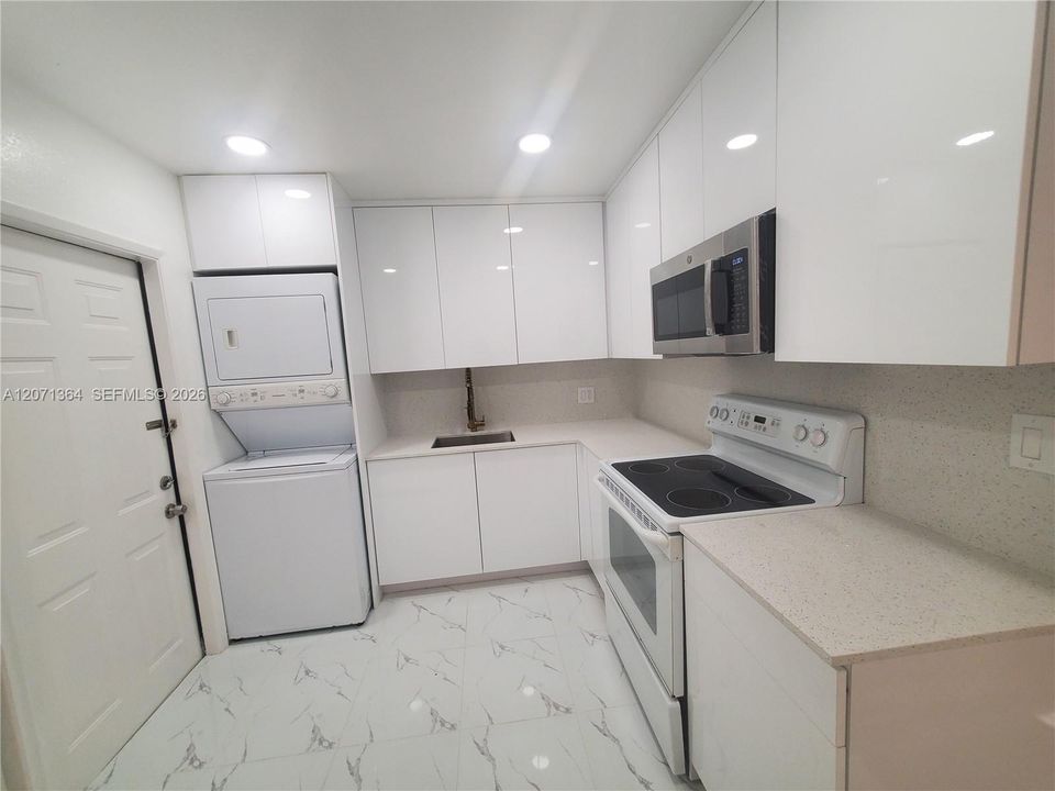 For Sale: $190,000 (2 beds, 1 baths, 950 Square Feet)