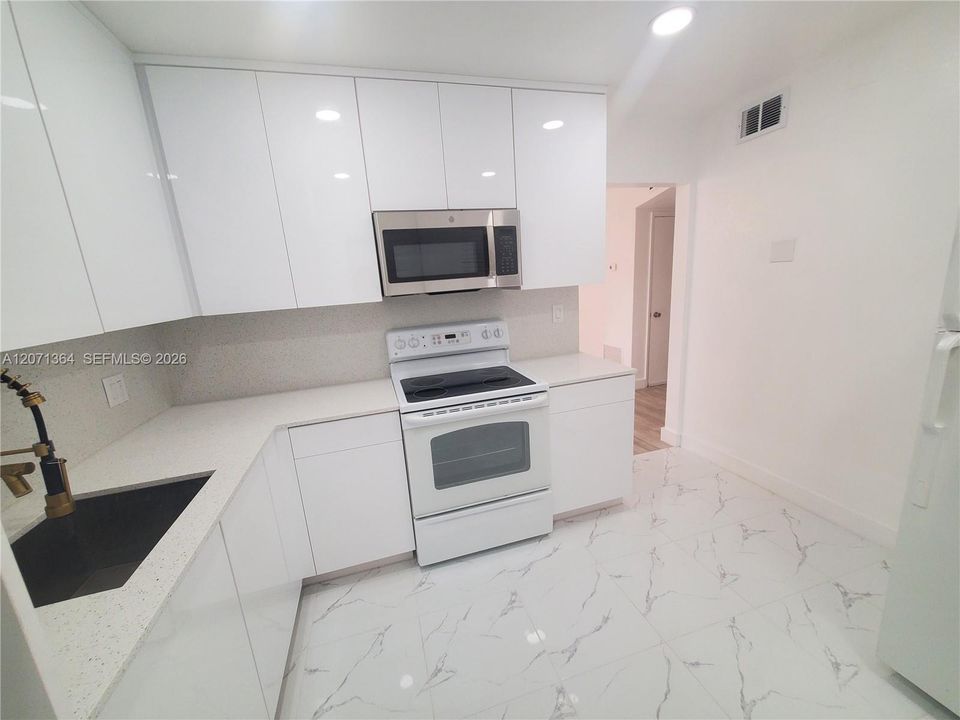 For Sale: $190,000 (2 beds, 1 baths, 950 Square Feet)