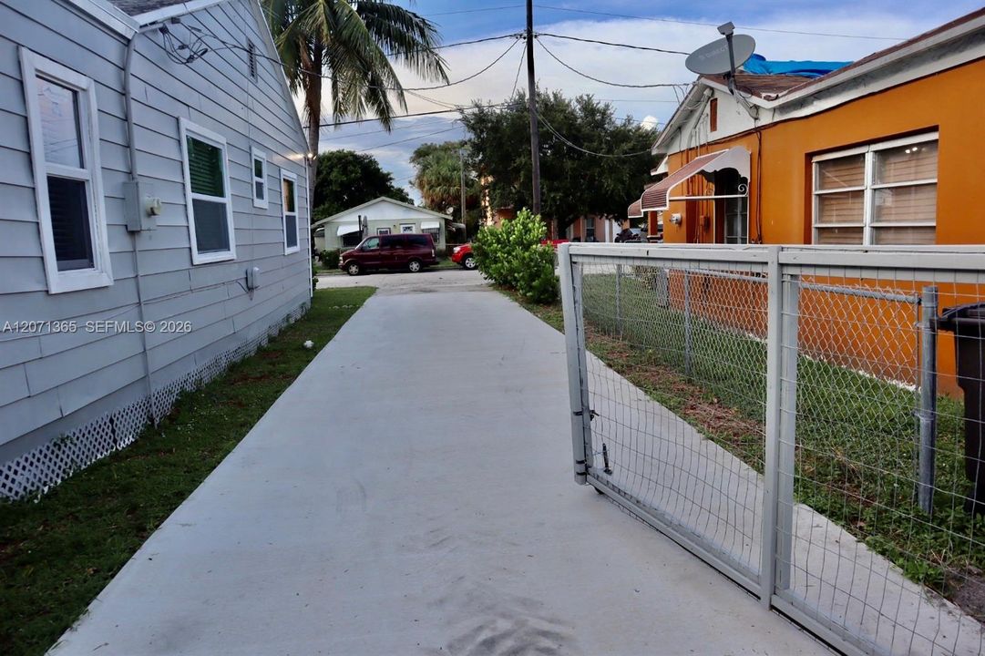 For Sale: $380,000 (5 beds, 2 baths, 1450 Square Feet)