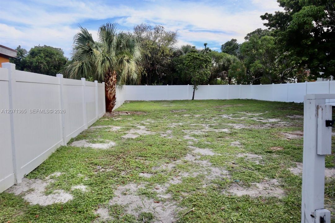 For Sale: $380,000 (5 beds, 2 baths, 1450 Square Feet)