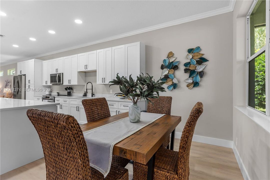 For Sale: $650,000 (3 beds, 3 baths, 1989 Square Feet)