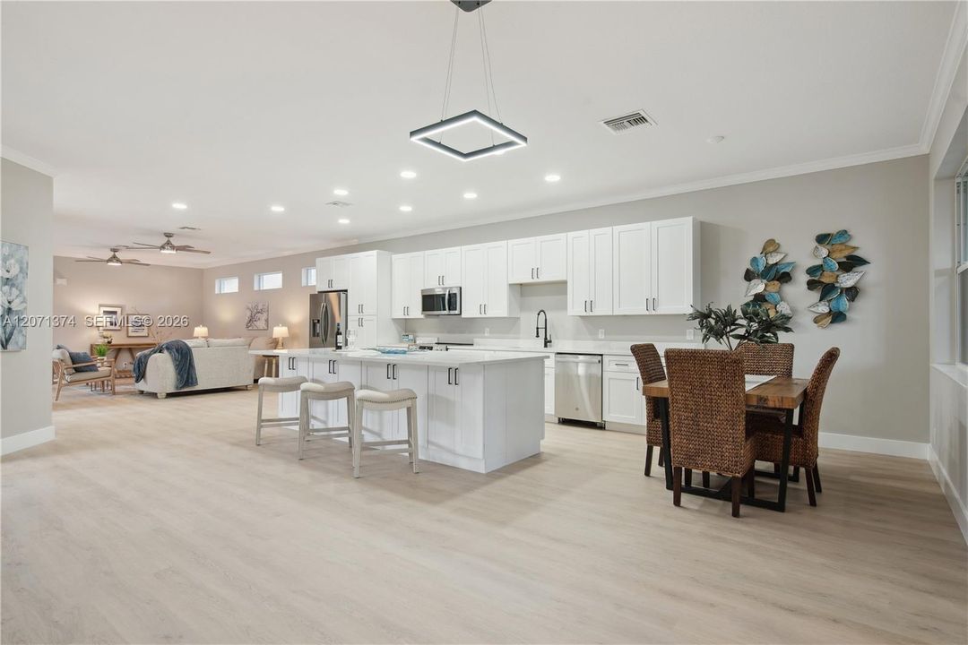 For Sale: $650,000 (3 beds, 3 baths, 1989 Square Feet)