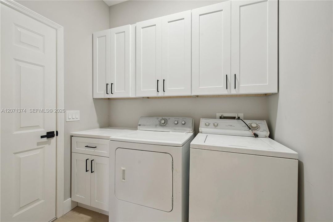 For Sale: $650,000 (3 beds, 3 baths, 1989 Square Feet)