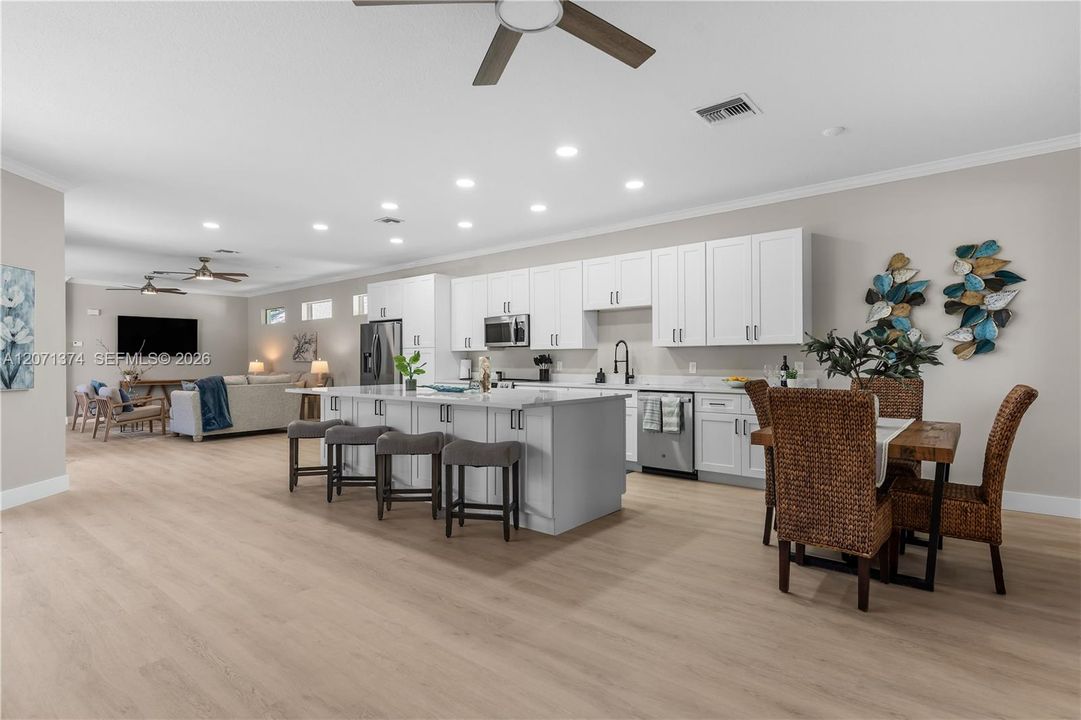 For Sale: $650,000 (3 beds, 3 baths, 1989 Square Feet)