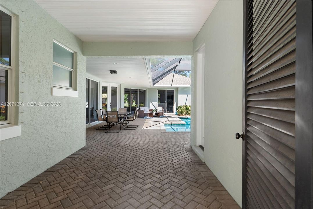 For Sale: $650,000 (3 beds, 3 baths, 1989 Square Feet)