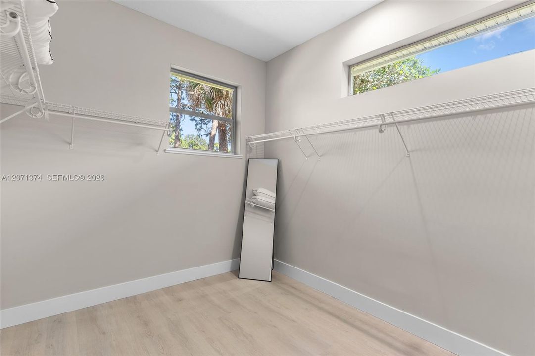 For Sale: $650,000 (3 beds, 3 baths, 1989 Square Feet)