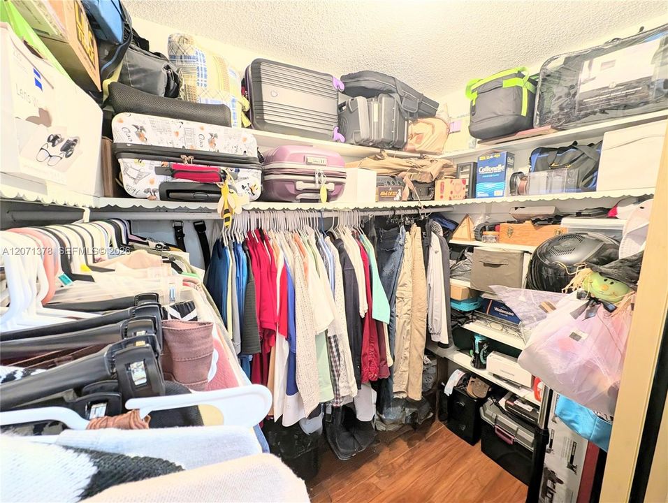 For Rent: $1,450 (1 beds, 1 baths, 928 Square Feet)