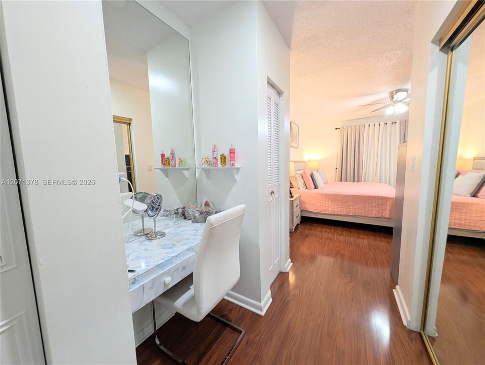 For Rent: $1,450 (1 beds, 1 baths, 928 Square Feet)