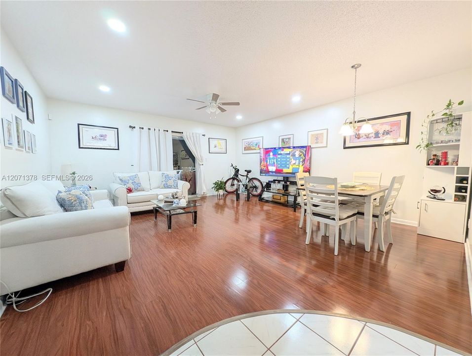 For Rent: $1,450 (1 beds, 1 baths, 928 Square Feet)