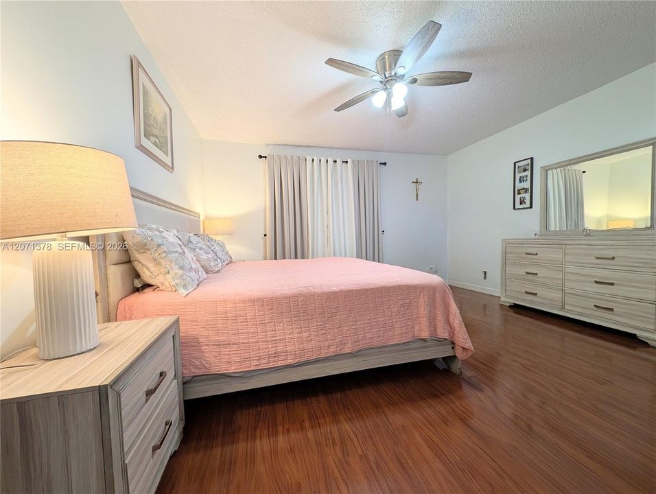 For Rent: $1,450 (1 beds, 1 baths, 928 Square Feet)