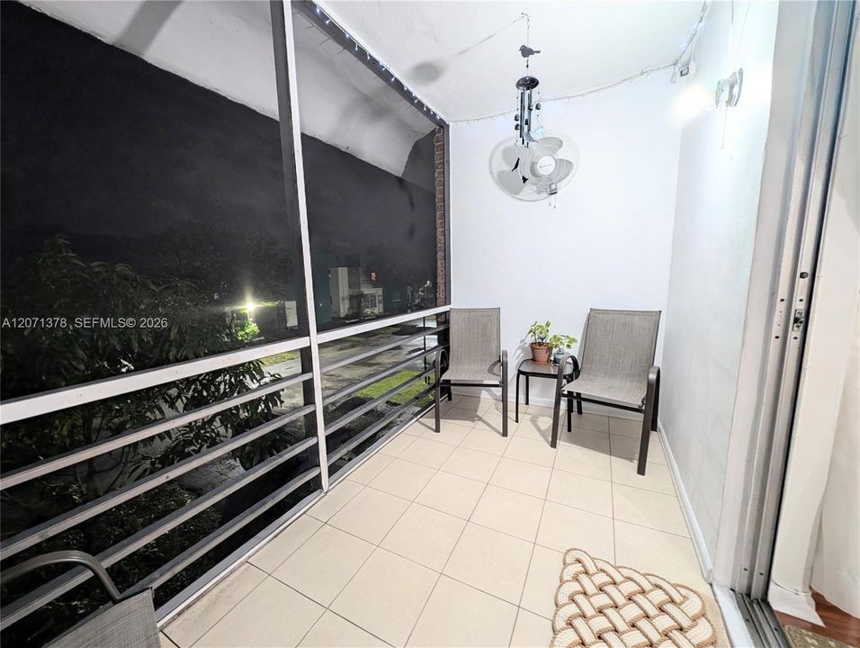 For Rent: $1,450 (1 beds, 1 baths, 928 Square Feet)