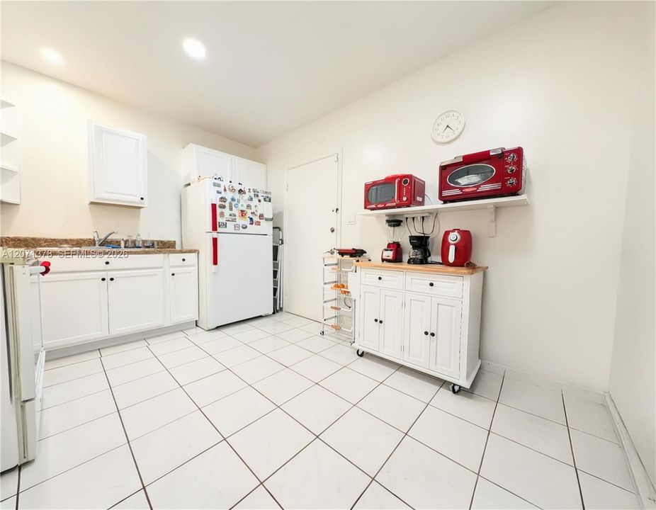 For Rent: $1,450 (1 beds, 1 baths, 928 Square Feet)