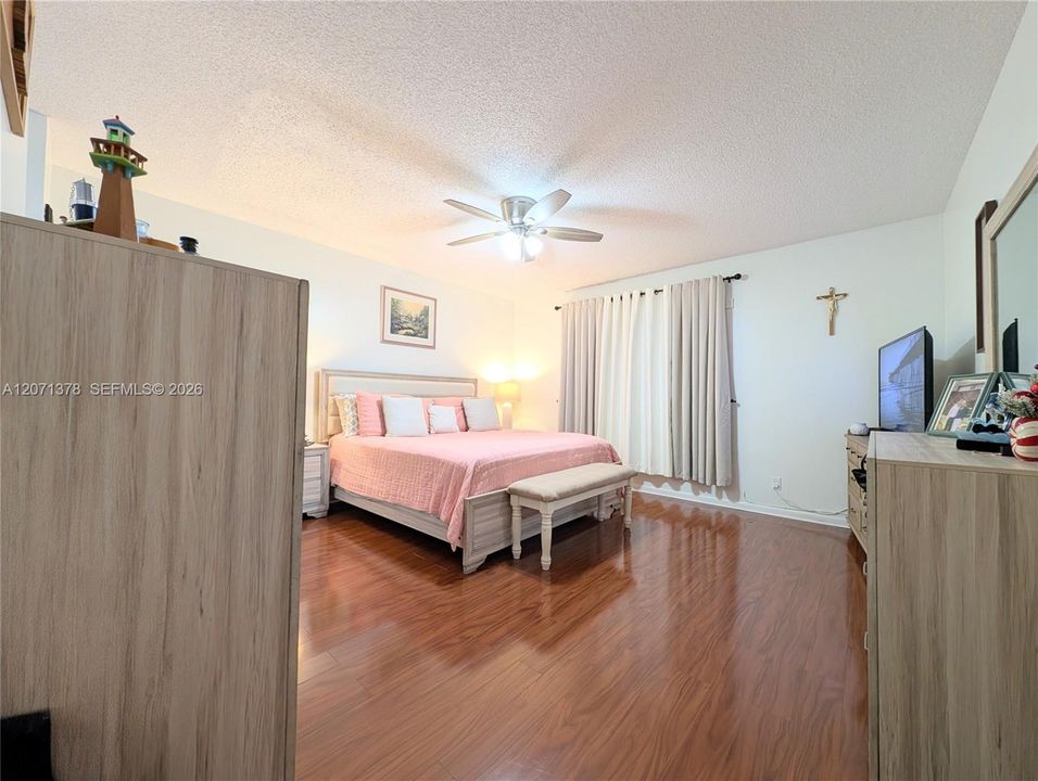 For Rent: $1,450 (1 beds, 1 baths, 928 Square Feet)