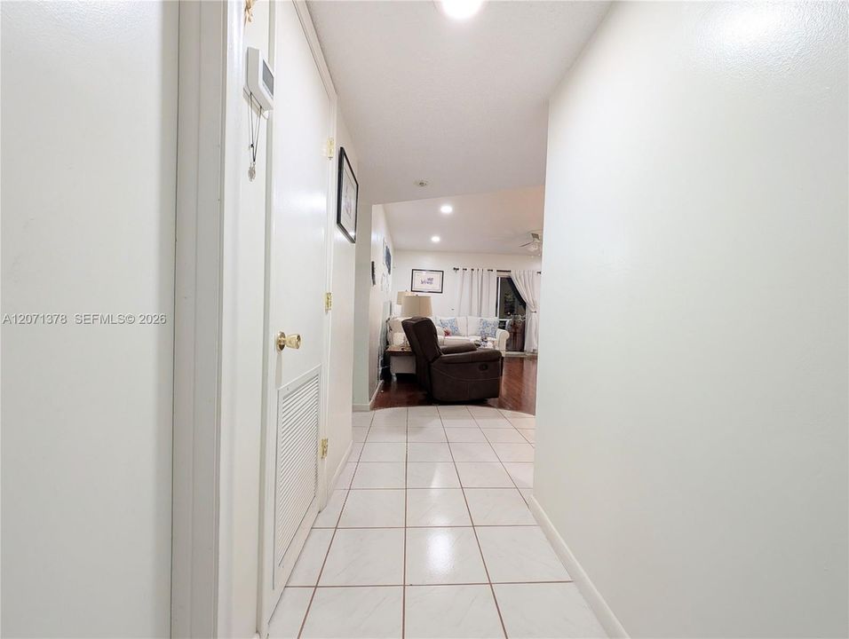 For Rent: $1,450 (1 beds, 1 baths, 928 Square Feet)