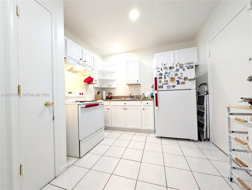 For Rent: $1,450 (1 beds, 1 baths, 928 Square Feet)