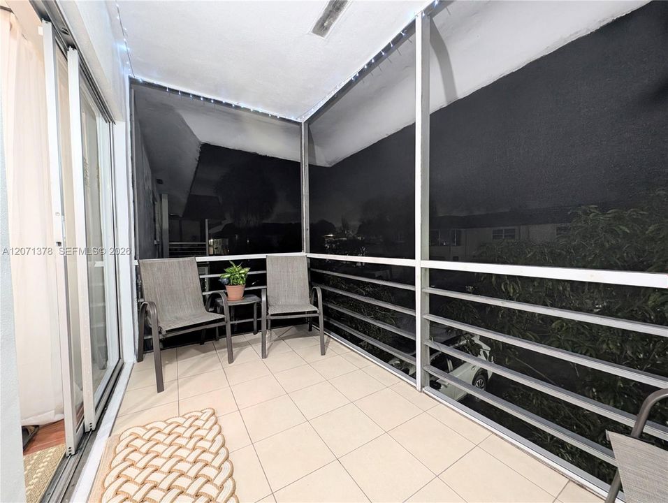 For Rent: $1,450 (1 beds, 1 baths, 928 Square Feet)
