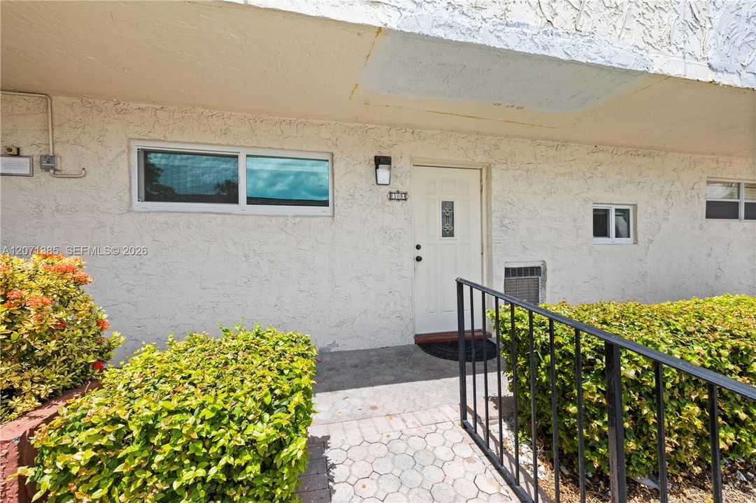 For Sale: $100,000 (1 beds, 1 baths, 900 Square Feet)