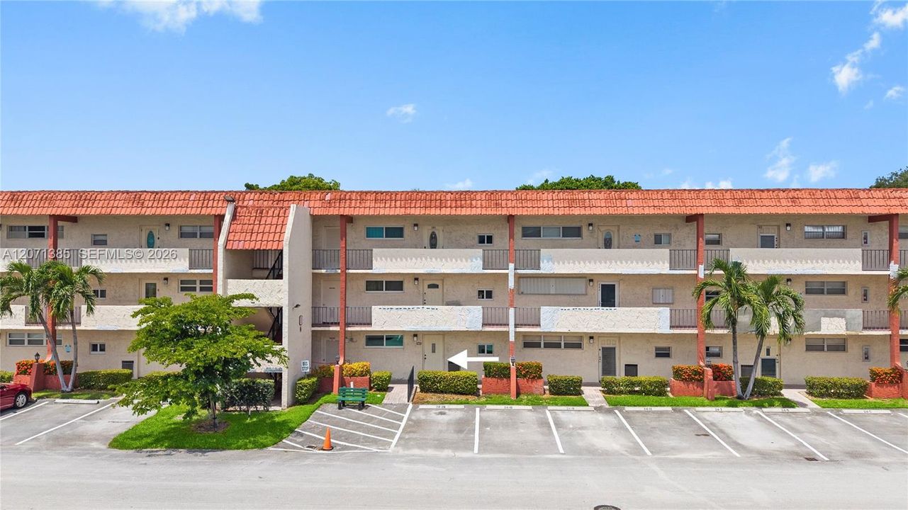 For Sale: $100,000 (1 beds, 1 baths, 900 Square Feet)