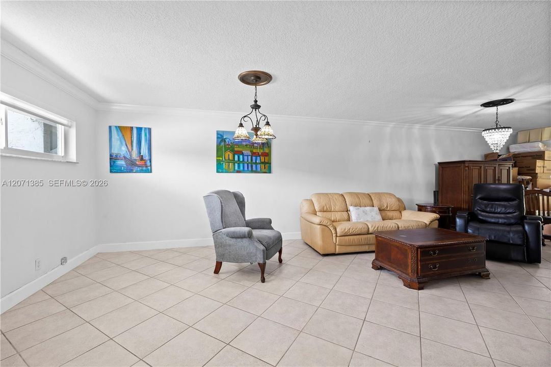 For Sale: $100,000 (1 beds, 1 baths, 900 Square Feet)