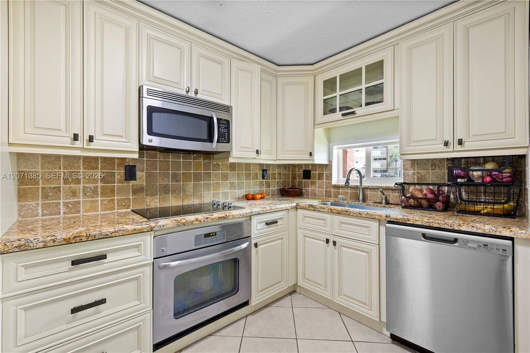 For Sale: $100,000 (1 beds, 1 baths, 900 Square Feet)