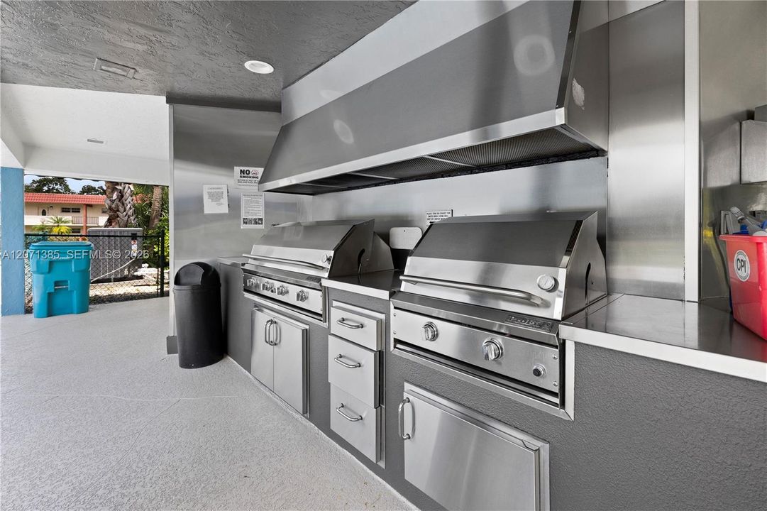 For Sale: $100,000 (1 beds, 1 baths, 900 Square Feet)