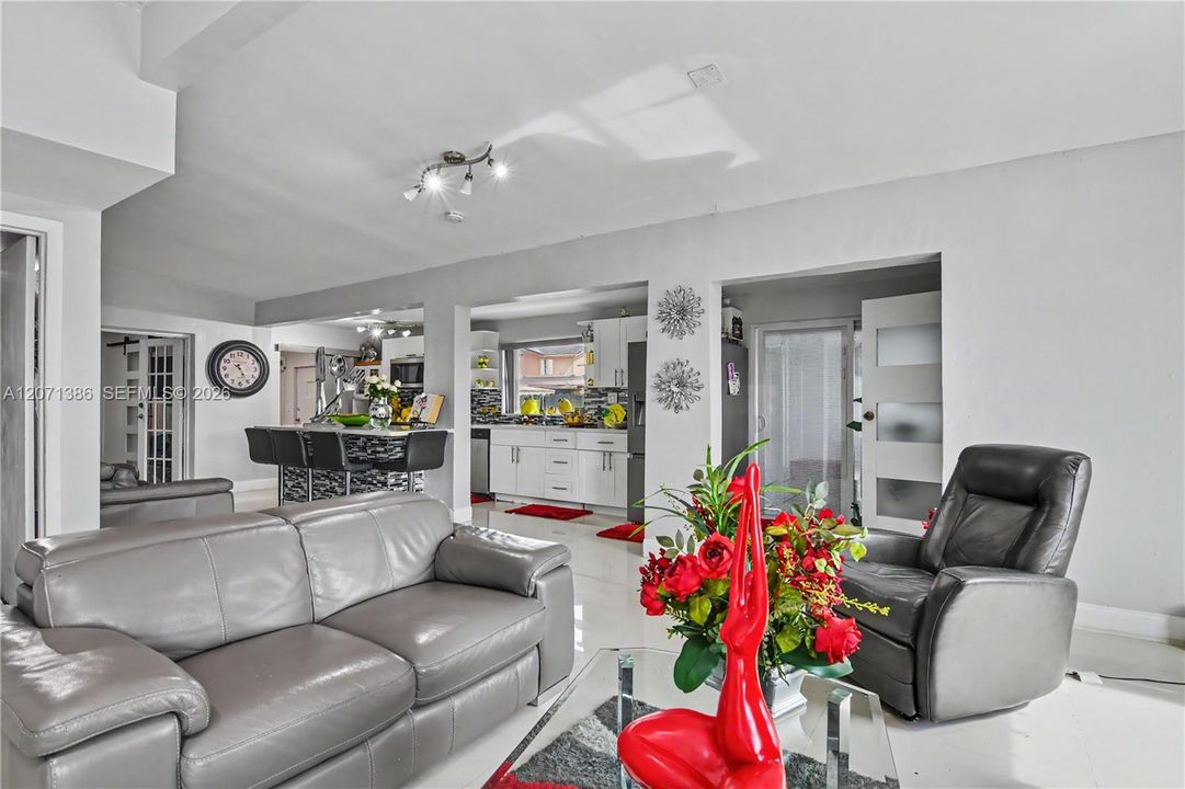 En Venta: $790,000 (5 camas, 3 baños, 1586 Pies cuadrados)