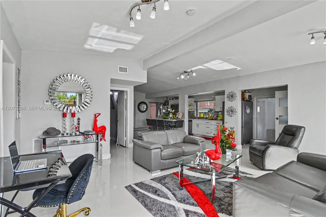 En Venta: $790,000 (5 camas, 3 baños, 1586 Pies cuadrados)