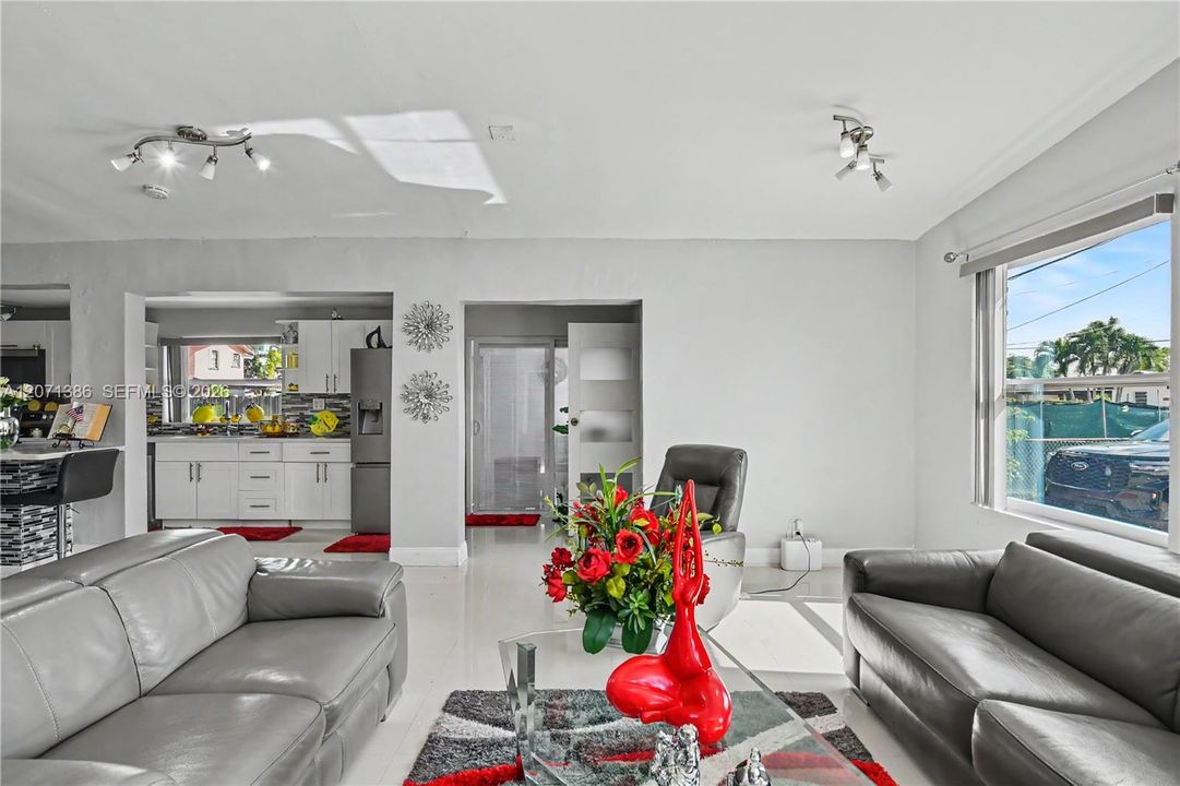 En Venta: $790,000 (5 camas, 3 baños, 1586 Pies cuadrados)