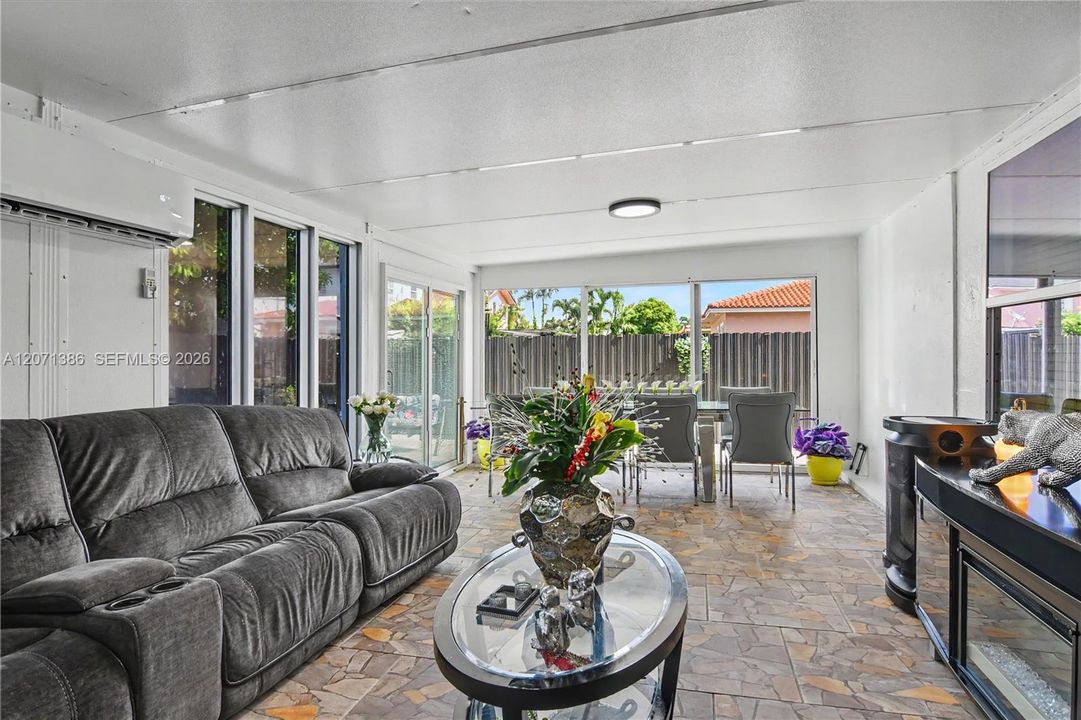En Venta: $790,000 (5 camas, 3 baños, 1586 Pies cuadrados)