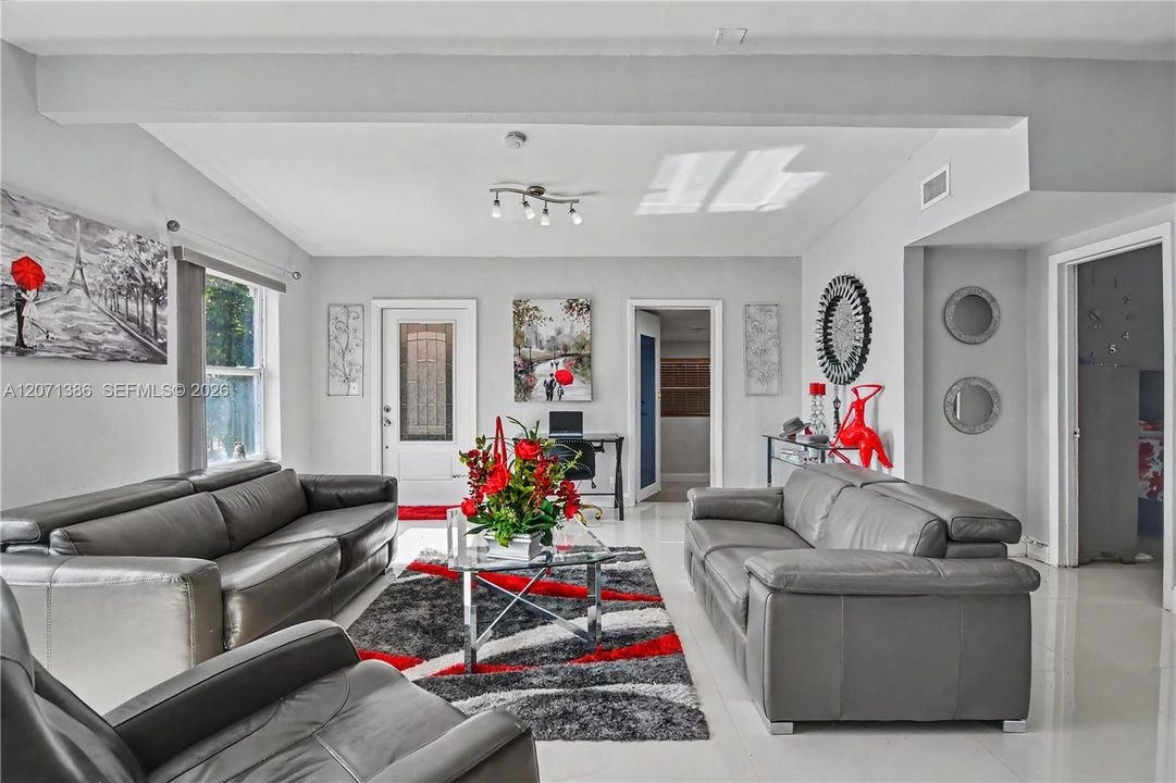 En Venta: $790,000 (5 camas, 3 baños, 1586 Pies cuadrados)
