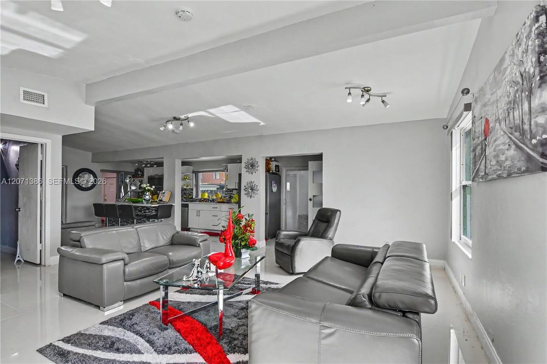 En Venta: $790,000 (5 camas, 3 baños, 1586 Pies cuadrados)