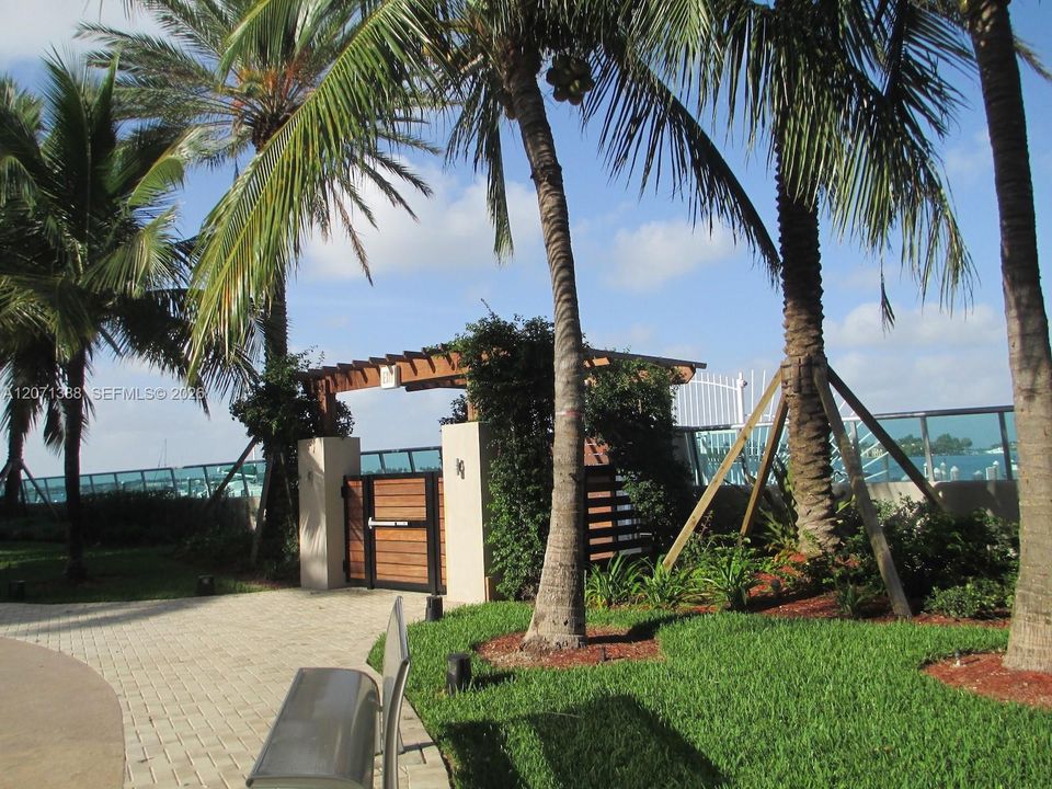 For Rent: $3,000 (0 beds, 1 baths, 461 Square Feet)