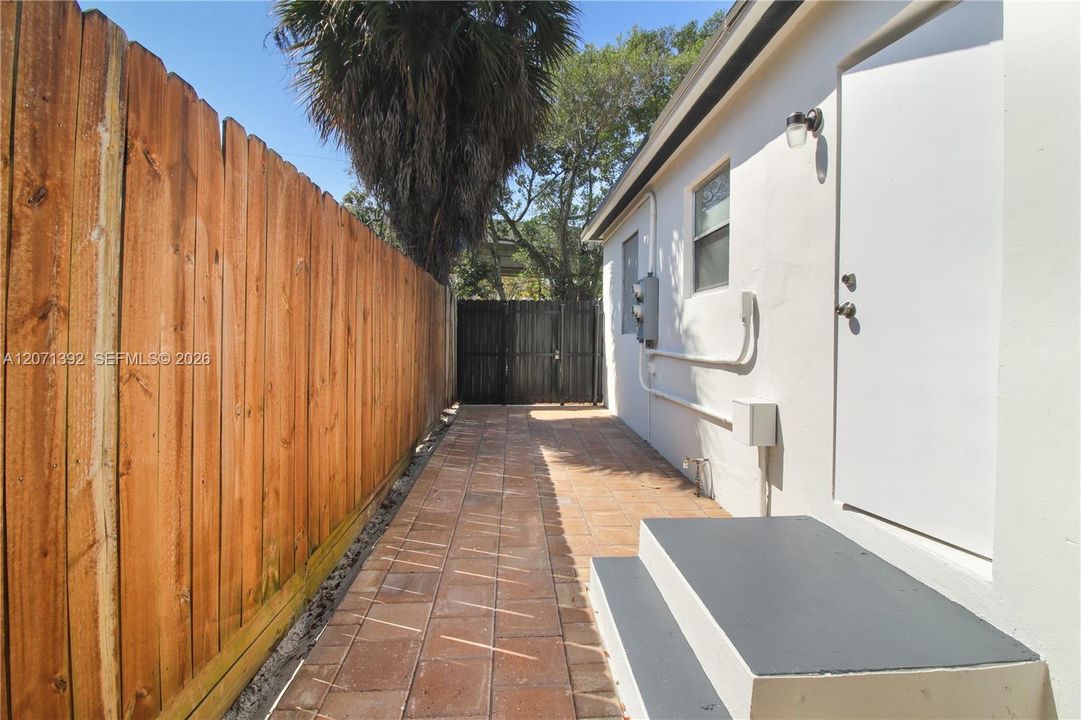 For Rent: $2,650 (2 beds, 1 baths, 750 Square Feet)