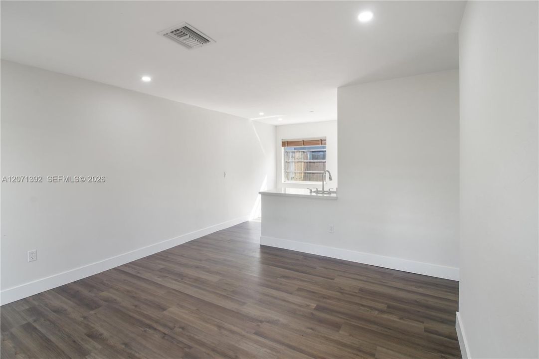 For Rent: $2,650 (2 beds, 1 baths, 750 Square Feet)