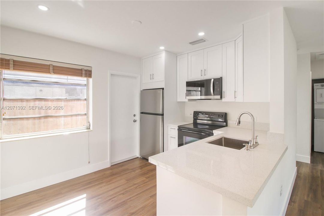 For Rent: $2,650 (2 beds, 1 baths, 750 Square Feet)