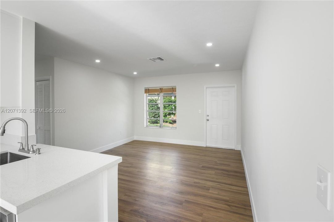 For Rent: $2,650 (2 beds, 1 baths, 750 Square Feet)