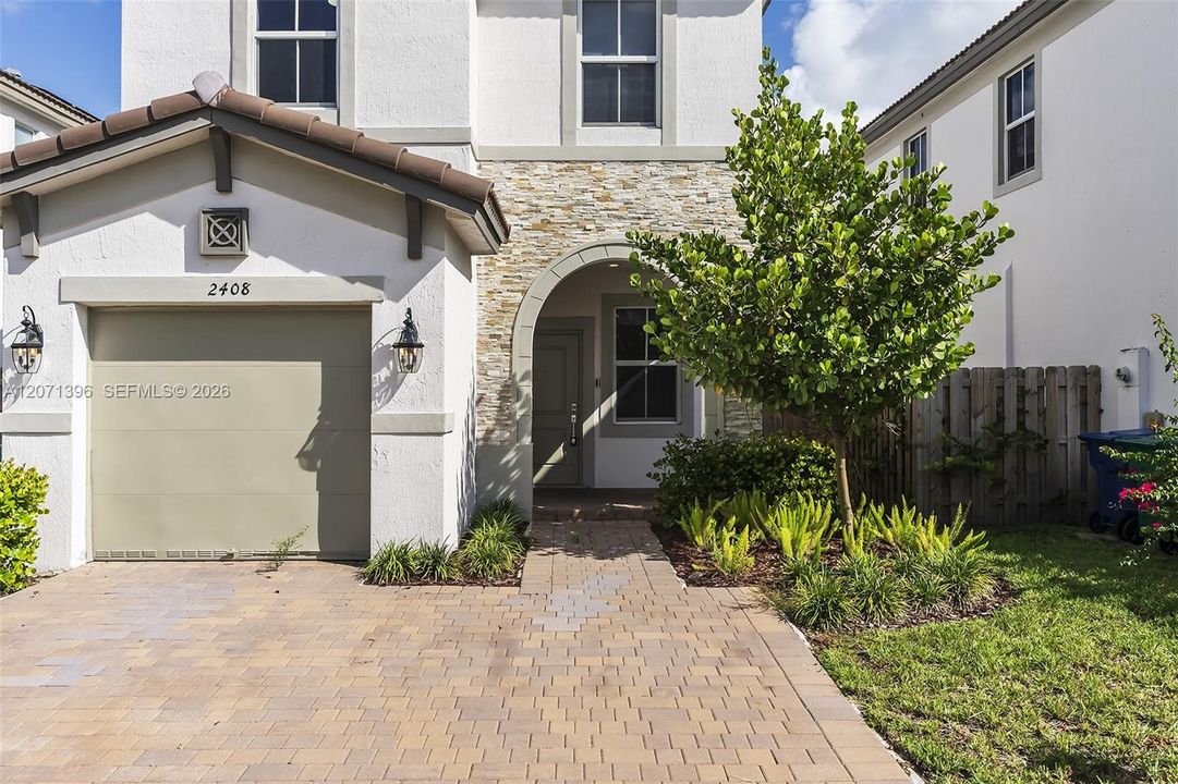 For Rent: $3,900 (4 beds, 2 baths, 1983 Square Feet)